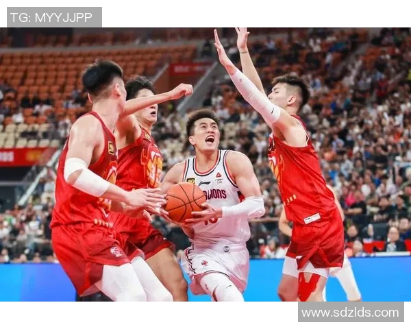 广州篮球队配合问题引发热议球迷与专家各执己见探讨未来发展方向 广州篮球队配合问题引发热议球迷与专家各执己见探讨未来发展方向