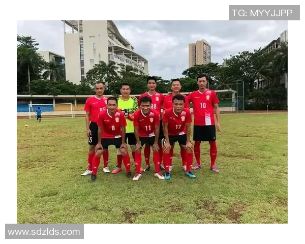 红地毯上闪耀的足球明星们展现魅力与风采的盛大时刻 红地毯上闪耀的足球明星们展现魅力与风采的盛大时刻