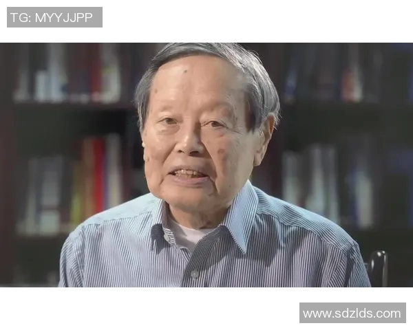 足球明星杨振宁的个人简介与精彩瞬间回顾