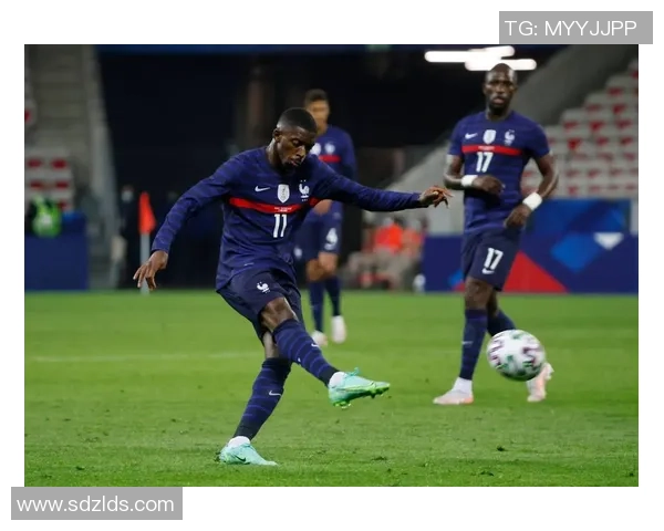 法国足球明星时尚穿搭解析引领潮流风向标